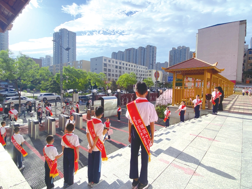 大同市平城區(qū)第十八小學(xué)校“文明禮儀班”同學(xué)歡迎同學(xué)和老師到校。本報(bào)通訊員攝