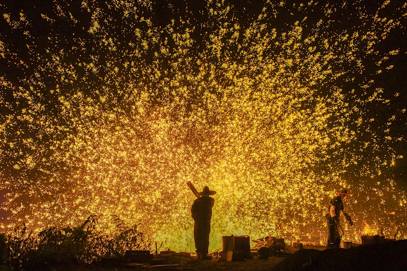 大陽(yáng)古鎮(zhèn)打鐵花