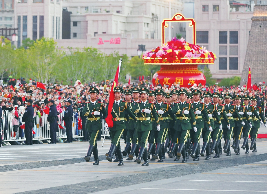 10月1日，在省城五一廣場，國旗護(hù)衛(wèi)隊邁著鏗鏘有力的步伐向前行進(jìn)。記者王瑞瑞攝